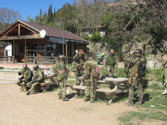  Soldati che riposano nell'area picnic 